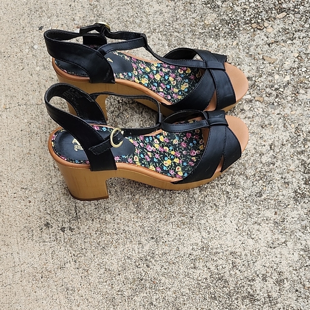 Black Strappy Women's Sandals